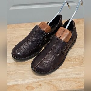 Clarks Leather Slip-On, Bendable Loafer, EUC, Size 7M